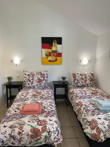 une chambre avec deux lits et deux tables de nuit dans l'établissement Maison Castellane Chambre d'Hotes B&B, à Castellane