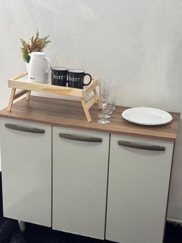 a table with a shelf with a plate on it at Essenza Compact in Gurupi