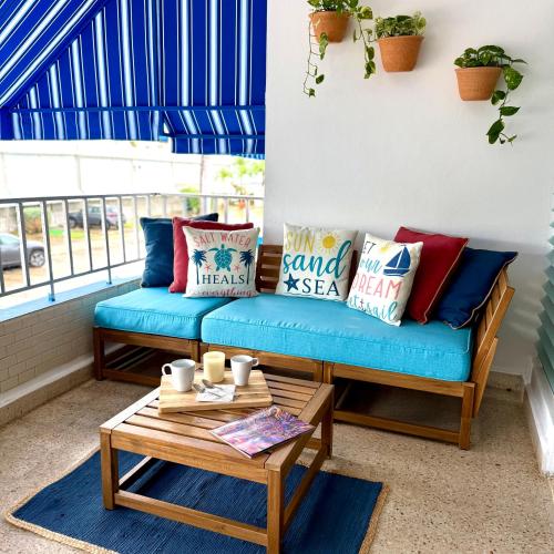 Ein Sitzbereich in der Unterkunft Oceanview Apartment Steps to the Beach