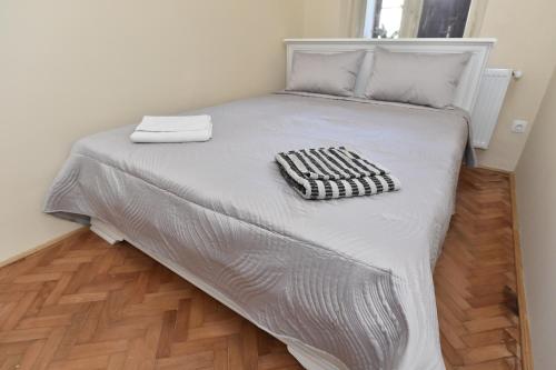 ein Bett mit einer Decke darauf in der Unterkunft BLISS HOUSE center in Oradea