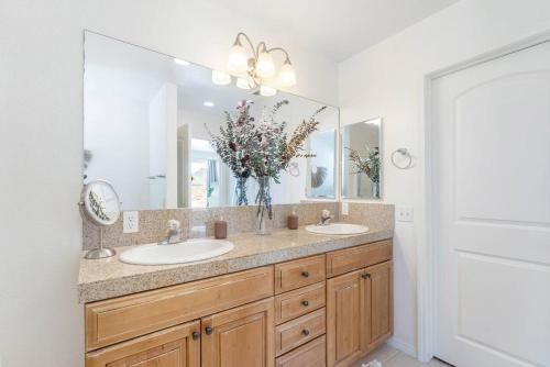 un bagno con due lavandini e un grande specchio di Casa Del Sol-Mountain View 3BR Home w Pool Hot Tub a Joshua Tree