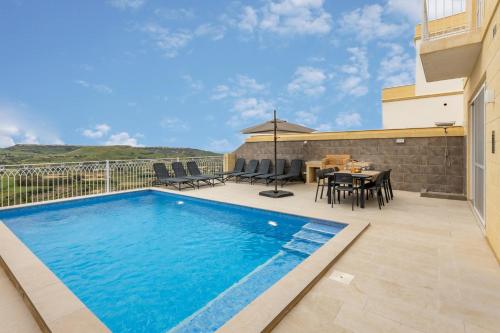 Πισίνα στο ή κοντά στο Magnifica Gozitan Villa Pool And Jacuzzi - Happy Rentals