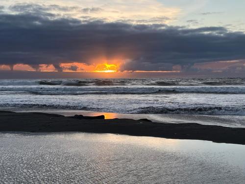 a sunset on the beach with the ocean at Viejoboldo_latrinchera in Los Rábanos
