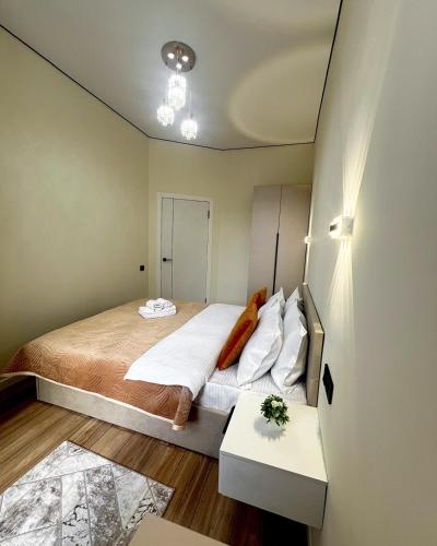 Postel nebo postele na pokoji v ubytování Уютная квартира-ЖК Adele