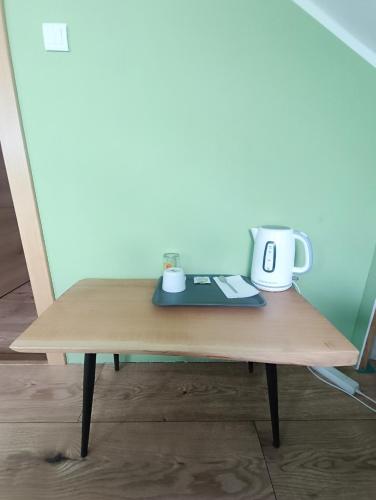 a table with two cups and a tray on it at Pokoje u Daniela in Miedzygorze
