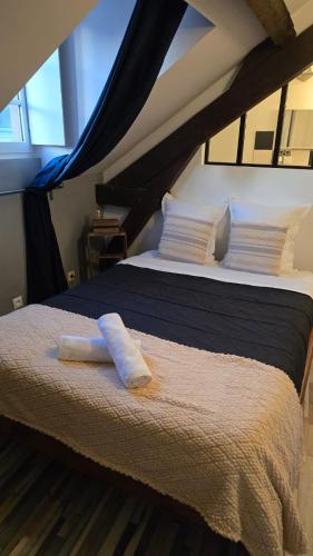un lit avec deux serviettes dessus dans une chambre dans l'établissement Le Refuge des Bords de Loire, à Blois