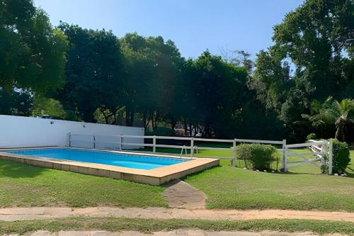 Bazén v ubytování Casarão Miguel Pereira - Refúgio na Natureza com Lareira Externa, Piscina, Fondue e Amplo Jardim - 12 Min do Parque Terra dos Dinos nebo v jeho okolí