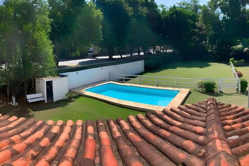 Bazén v ubytování Casarão Miguel Pereira - Refúgio na Natureza com Lareira Externa, Piscina, Fondue e Amplo Jardim - 12 Min do Parque Terra dos Dinos nebo v jeho okolí