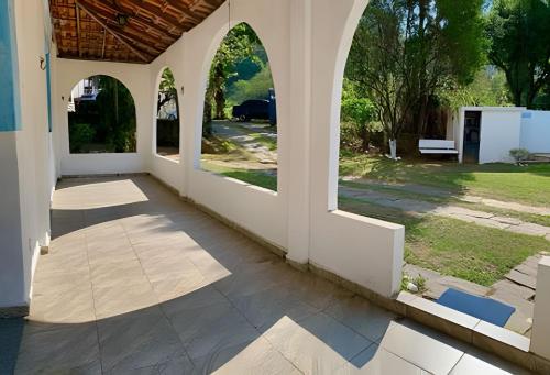 Zahrada ubytování Casarão Miguel Pereira - Refúgio na Natureza com Lareira Externa, Piscina, Fondue e Amplo Jardim - 12 Min do Parque Terra dos Dinos