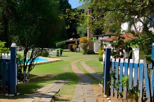 Zahrada ubytování Casarão Miguel Pereira - Refúgio na Natureza com Lareira Externa, Piscina, Fondue e Amplo Jardim - 12 Min do Parque Terra dos Dinos