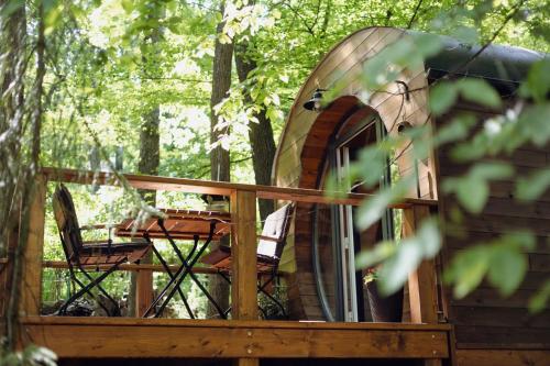 a cabin in the woods with a table and chairs at Kisvacok tiny house in Kismaros