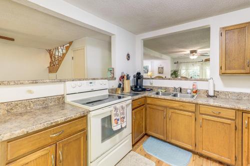 Dapur atau dapur kecil di Bryson City Cottage with Hot Tub and Waterfall Views!