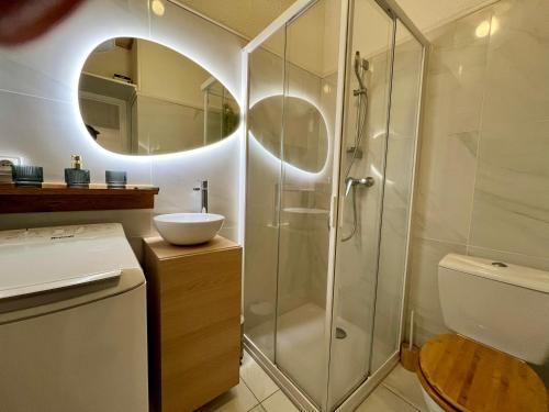 Ένα μπάνιο στο Joli studio maisonnette à 100m de la plage