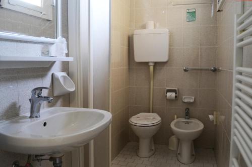 un piccolo bagno con lavandino e servizi igienici di Hotel Dei Platani a Rimini
