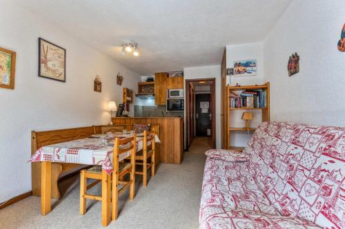 un salon avec une table et un canapé dans l'établissement Résidence Le Cairn - Joli studio 4 personnes au centre des Orres 1650 MAE-0343, aux Orres