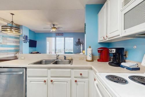 Una cocina o zona de cocina en The Dunes