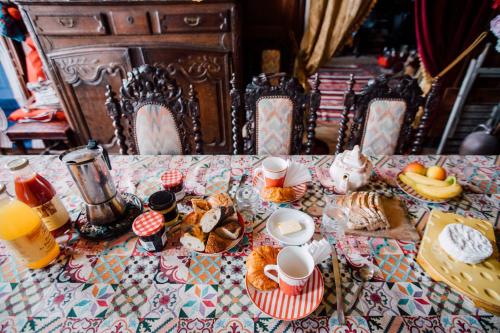 リオン・シュル・メールにあるLa Villa Louis, maison d'hôtes, vue merのテーブル(カップ、皿付)