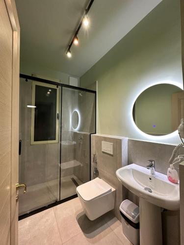 Bany a Compact studio chic design