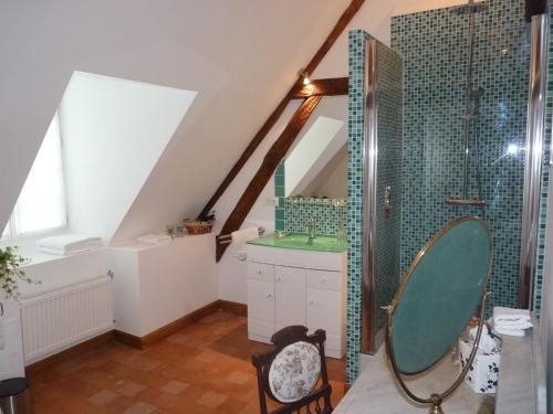 Ett badrum på Le Clos Saint Nicolas