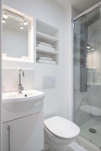 une salle de bain avec toilettes, lavabo et douche dans l'établissement Charmant studio à Pigalle, à Paris