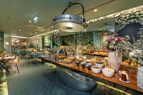 Un restaurante con un mostrador con comida. en WC by The Beautique Hotels, en Lisboa