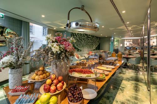 Una línea de buffet con comida en exhibición en un restaurante. en WC by The Beautique Hotels, en Lisboa