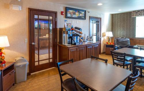 a room with a table and chairs and a kitchen at My Place Hotel-Dickinson, ND in Dickinson