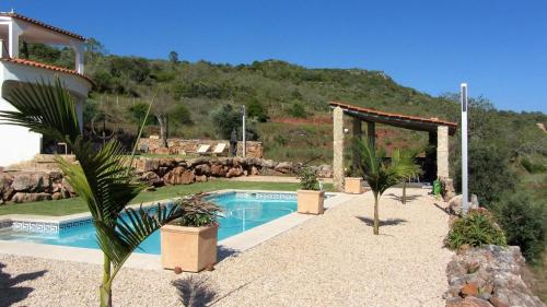 Bazén v ubytování Casa-Vale-Vinagre-8P-with-pool-in-a-beautifull-natural-setting nebo v jeho okolí