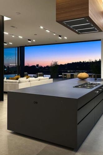 - une cuisine avec vue sur le salon dans l'établissement location villa cote, à La Celle-sous-Gouzon