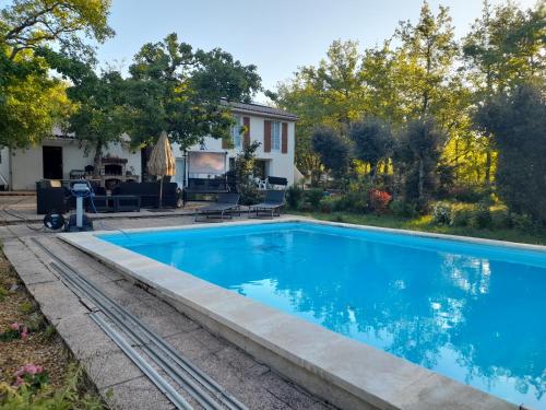 une piscine dans l'arrière-cour d'une maison dans l'établissement LES CHÊNES, à Villes-sur-Auzon