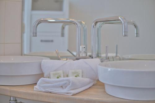 twee wastafels en handdoeken op een aanrecht in een badkamer bij Papeete 3 bedrooms in Reims