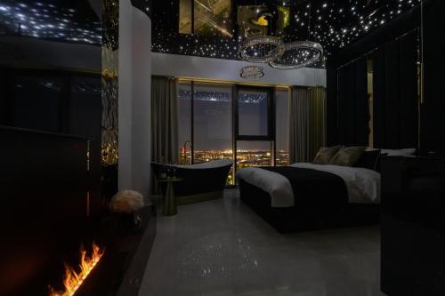 a hotel room with a bed and a fireplace at Goldstar Apartament- Wanna z widokiem, 19 Piętro, Hanza Tower Szczecin in Szczecin