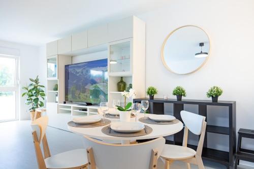 une salle à manger avec une table et des chaises dans l'établissement 76 m2 apartment with rooftop terrace, à Zillisheim