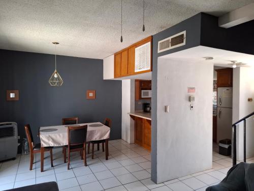 eine Küche und ein Esszimmer mit Tisch und Stühlen in der Unterkunft Casa Portales Ciudad Juarez in Zaragoza