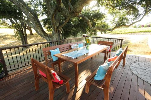 En balkon eller terrasse på ONX WINES - Briarwood Cottage