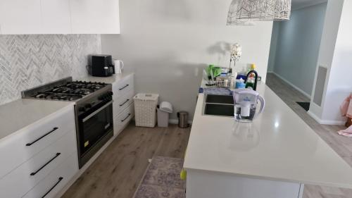 Una cocina o zona de cocina en Modern home with Private ensuite