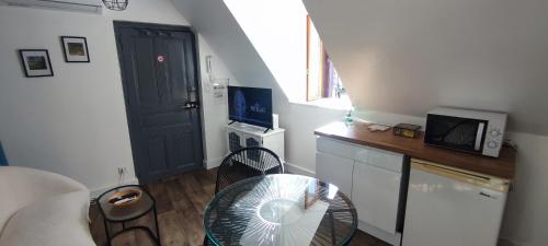 Cette petite chambre dispose d'une table et d'un ventilateur. dans l'établissement Studio centre ville Rodez, à Rodez