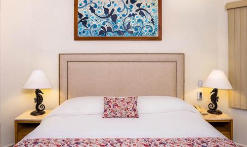 una camera da letto con un letto con un cuscino sopra di 2BD Standard Suite at Villa Del Palmar Cabo a Cabo San Lucas