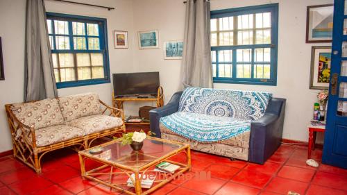 a living room with a couch and a table at Casa em Cabo Frio com acesso direto à praia in Cabo Frio