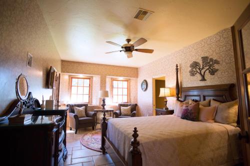 En eller flere senge i et værelse på ONX WINES - Briarwood Cottage