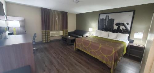 Ένα ή περισσότερα κρεβάτια σε δωμάτιο στο Super 8 by Wyndham Sterling Heights/Detroit Area