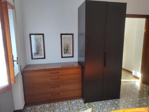 a bedroom with a dresser and a black cabinet at Appartamento l'ara in Scanno
