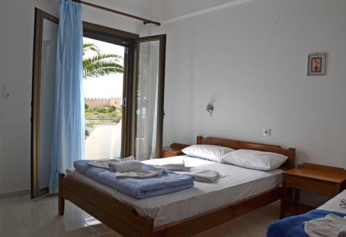 מיטה או מיטות בחדר ב-Orthi Ammos