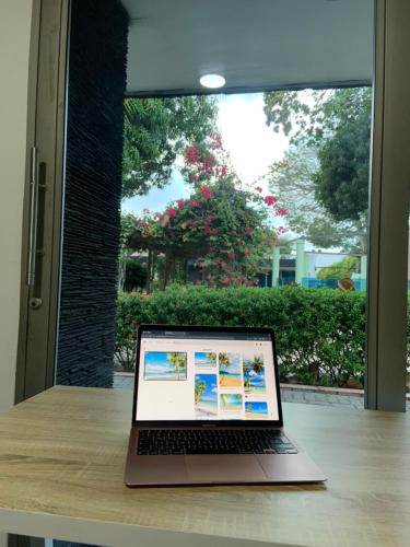 a laptop computer sitting on top of a table at Cabaña en coveñas en acogedor conjunto residencial in Coveñas