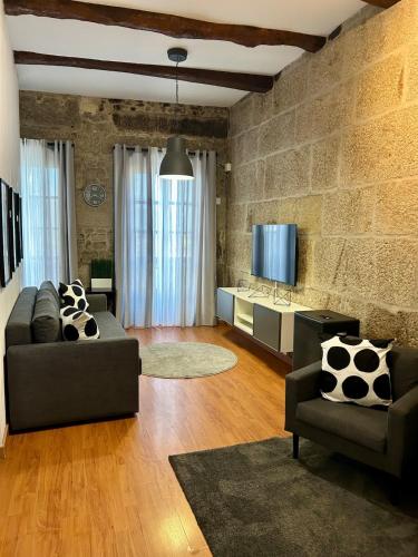 a living room with two couches and a tv at Ubicacion inigualable in Vigo