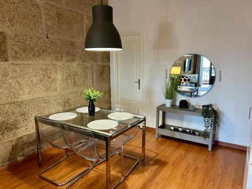 a dining room with a glass table and a mirror at Ubicacion inigualable in Vigo