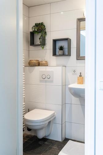 Bilik mandi di Zoutelande Getaway Seaside Room W Bathroom