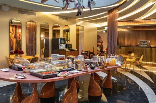 Una mesa con comida en el vestíbulo de un hotel. en Madalena by The Beautique Hotels, en Lisboa