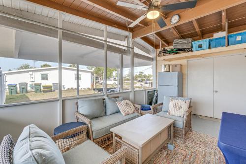 Ruang duduk di Canal-Front Home with Private Dock in North Port!