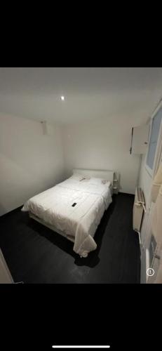 une chambre avec un lit blanc dans une pièce dans l'établissement Appartement cosy et sublime, à Lyon